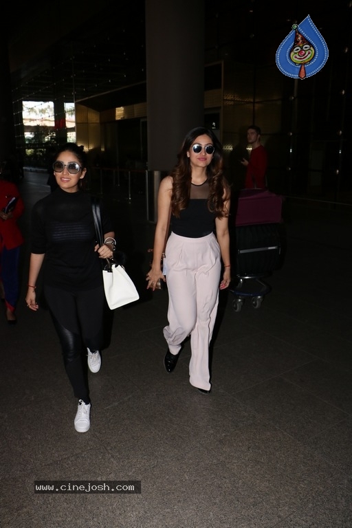 Bollywood Celebrities Spotted at Airport - 19 / 34 photos