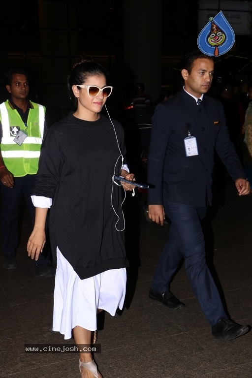 Bollywood Celebrities Spotted at Airport - 21 / 34 photos