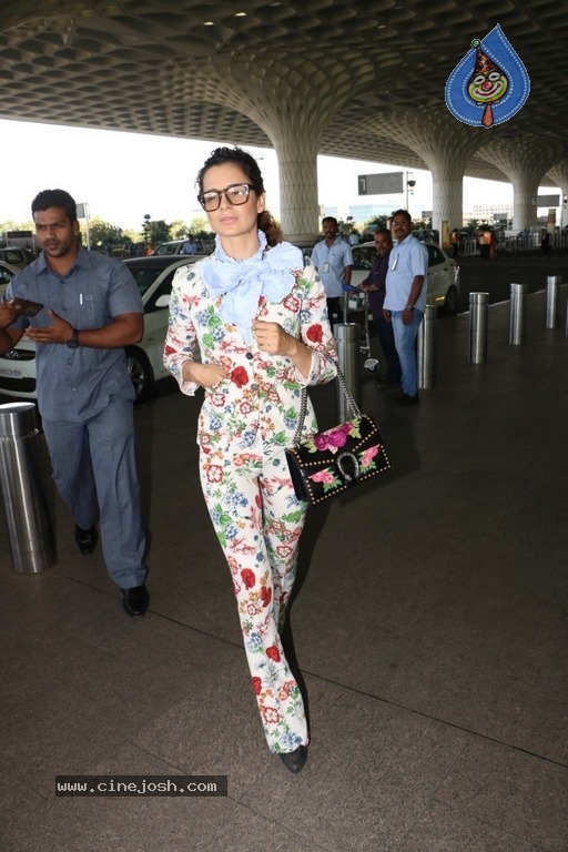 Bollywood Celebrities Spotted at Airport - 23 / 34 photos