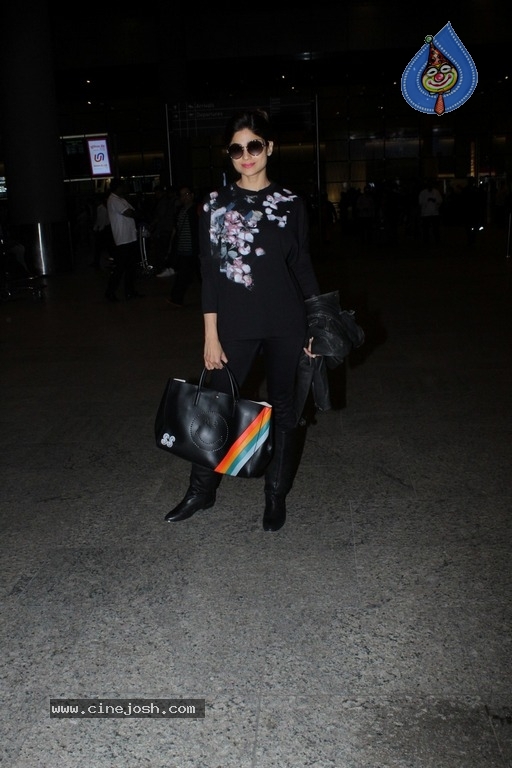 Bollywood Celebrities Spotted at Airport - 1 / 8 photos