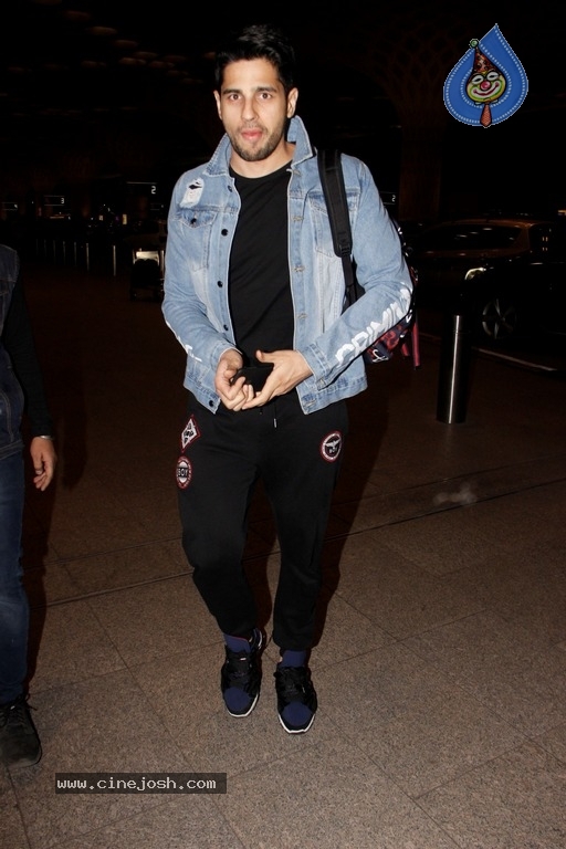 Bollywood Celebrities Spotted at Airport - 6 / 8 photos
