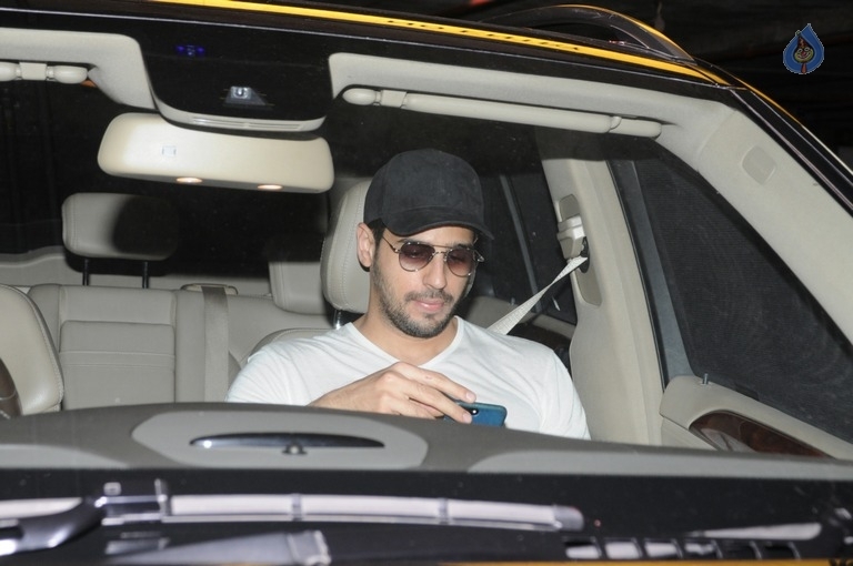 Bollywood Celebrities Spotted at Airport Images - 9 / 18 photos