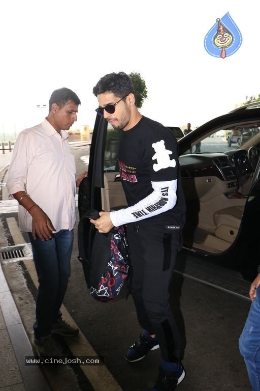 Bollywood Celebrities Spotted at Airport Photos - 2 / 15 photos