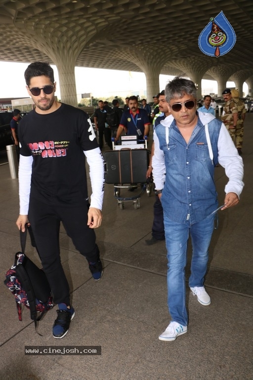 Bollywood Celebrities Spotted at Airport Photos - 10 / 15 photos