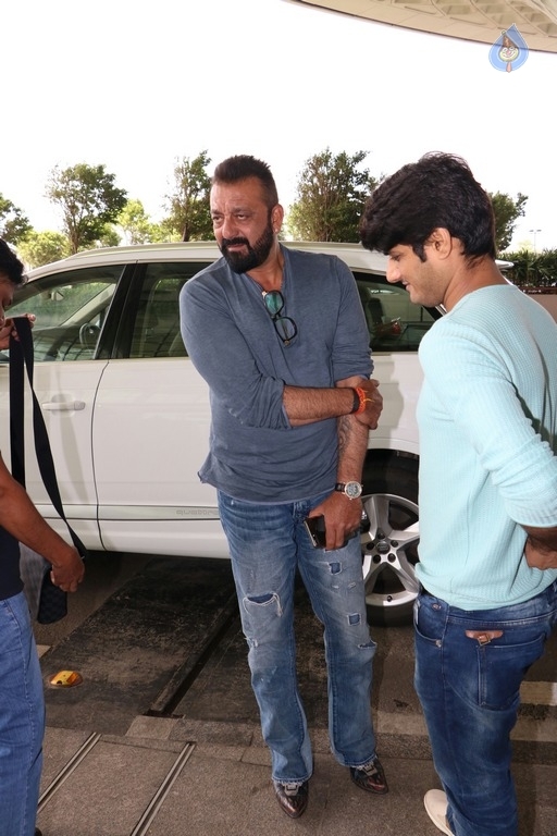 Bollywood Celebrities Spotted at Airport Photos - 22 / 27 photos