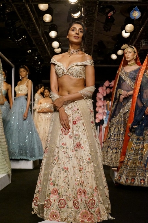 Bollywood Celebrities Walk the Ramp For LFW Winter Festive 2017 - 19 / 55 photos