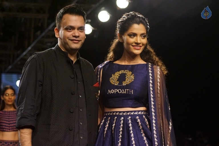 Bollywood Celebrities Walk the Ramp For LFW Winter Festive 2017 - 26 / 55 photos
