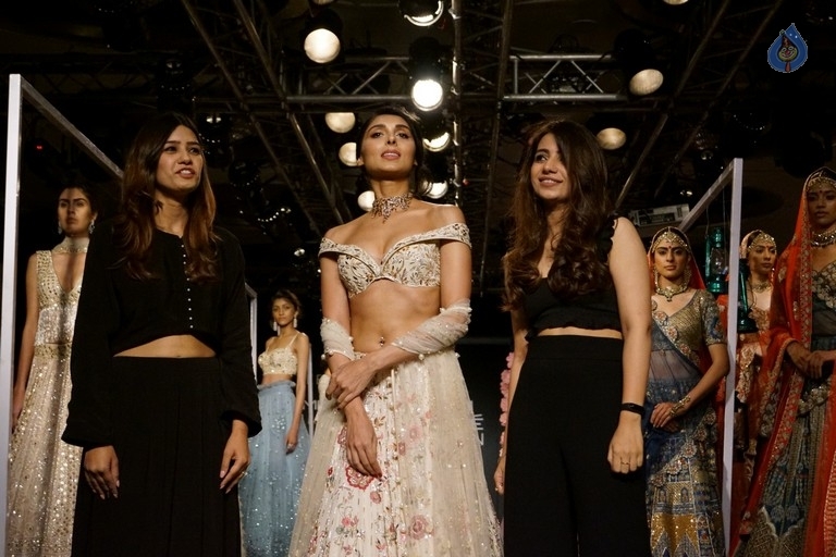 Bollywood Celebrities Walk the Ramp For LFW Winter Festive 2017 - 27 / 55 photos
