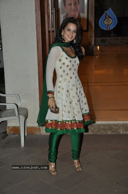 Bollywood Celebs at Sanjay Dutt's Wedding Anniversary Party - 2 / 42 photos