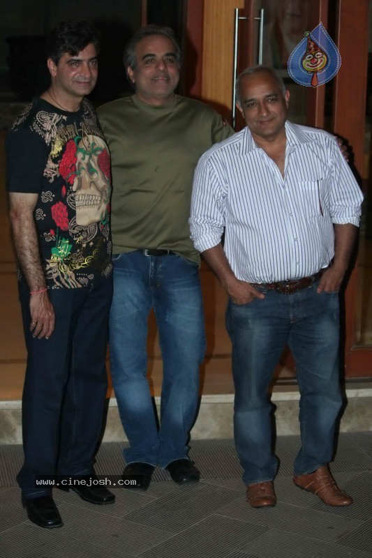 Bollywood Celebs at Sanjay Dutt's Wedding Anniversary Party - 23 / 42 photos
