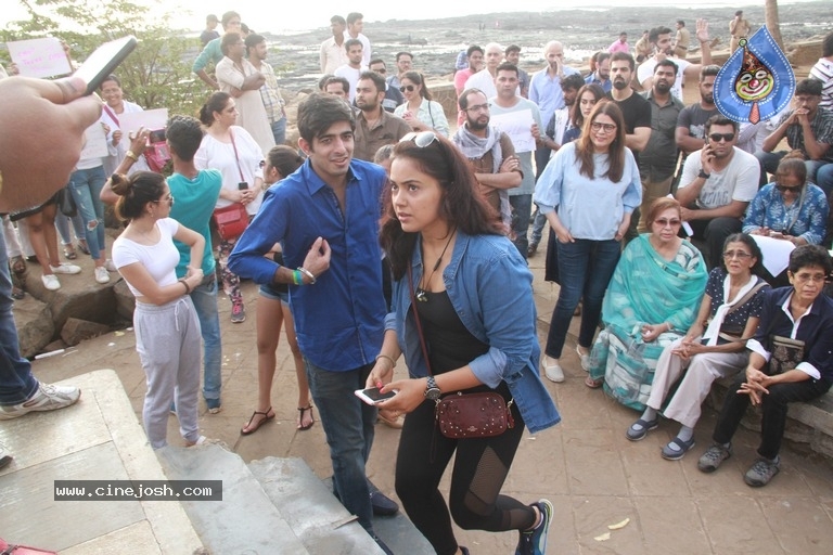 Bollywood Celebs Attend The Protest March - 2 / 21 photos