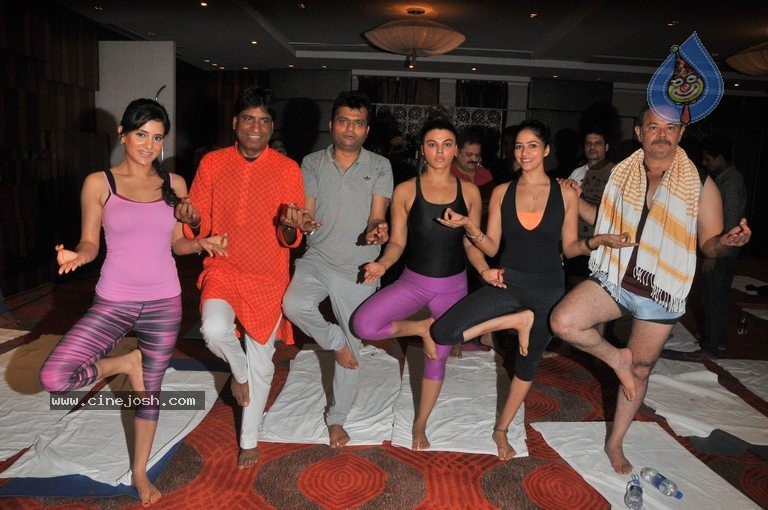 Bollywood Celebs Celebrates International Yoga Day - 33 / 76 photos
