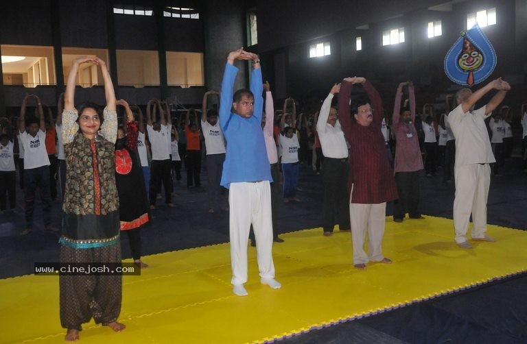 Bollywood Celebs Celebrates International Yoga Day - 75 / 76 photos
