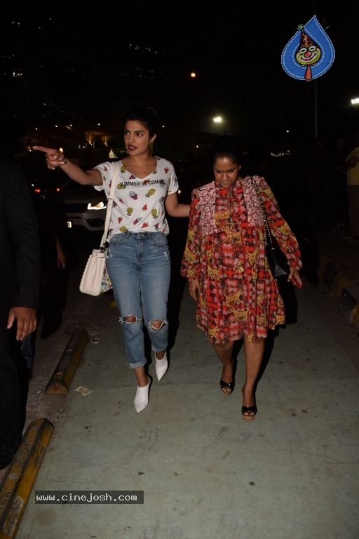 Bollywood Celebs Spotted At Yauatcha BKC - 3 / 12 photos