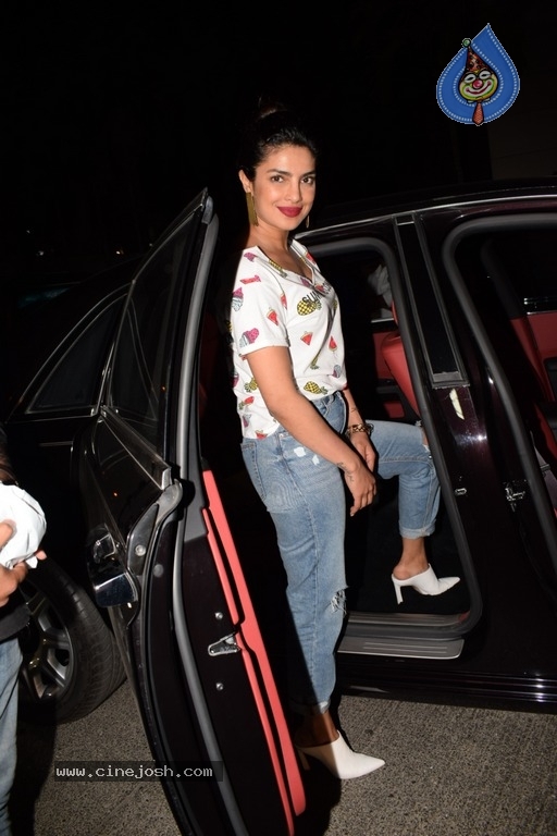 Bollywood Celebs Spotted At Yauatcha BKC - 7 / 12 photos