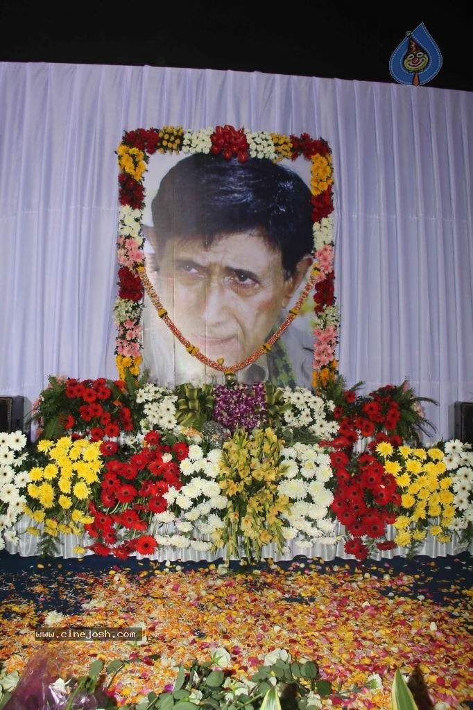 Bollywood Pays Tribute to Dev Anand - 1 / 69 photos