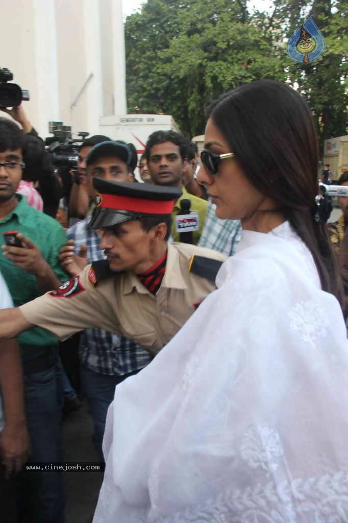 Bollywood Pays Tribute to Dev Anand - 26 / 69 photos