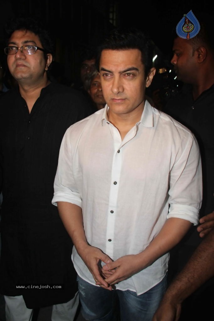 Bollywood Pays Tribute to Dev Anand - 31 / 69 photos