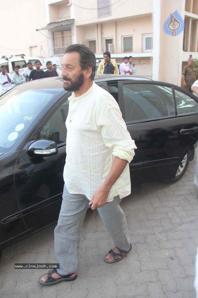 Bollywood Pays Tribute to Dev Anand - 43 / 69 photos