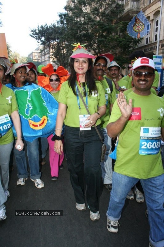 Bollywood Runs For 7th Standard Chartered Mumbai Marathon - 3 / 36 photos