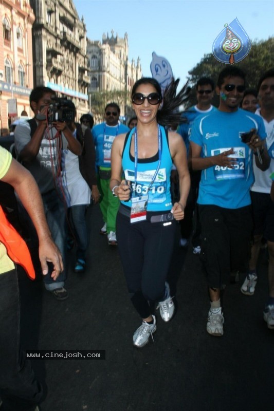 Bollywood Runs For 7th Standard Chartered Mumbai Marathon - 10 / 36 photos