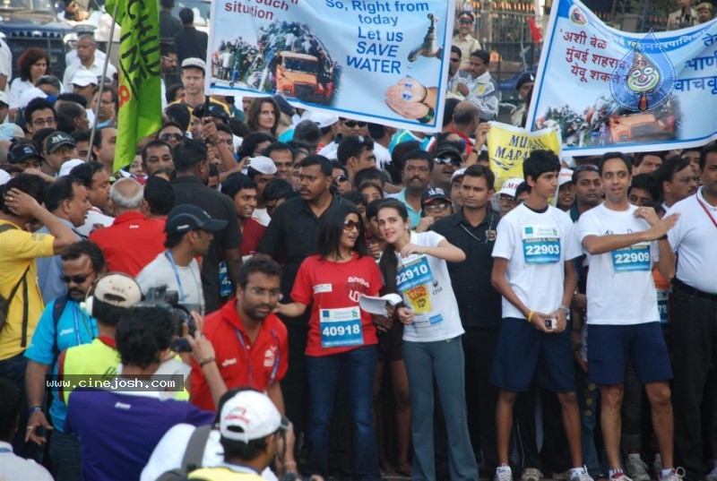 Bollywood Runs For 7th Standard Chartered Mumbai Marathon - 13 / 36 photos