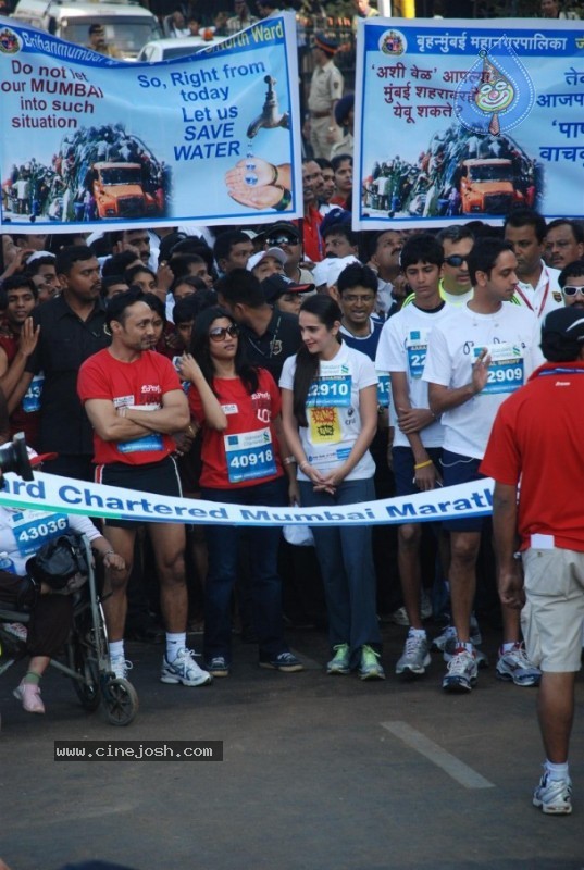 Bollywood Runs For 7th Standard Chartered Mumbai Marathon - 36 / 36 photos
