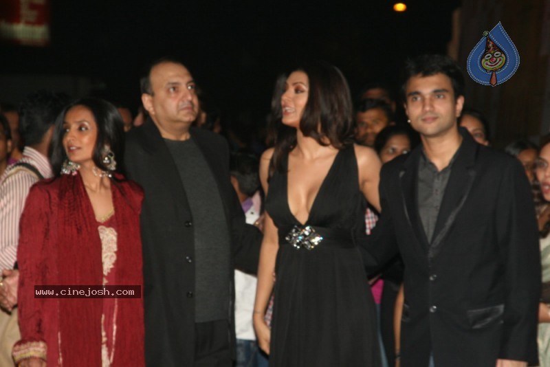 Bollywood Stars At Dulha Mil Gaya Premiere Show - 61 / 78 photos