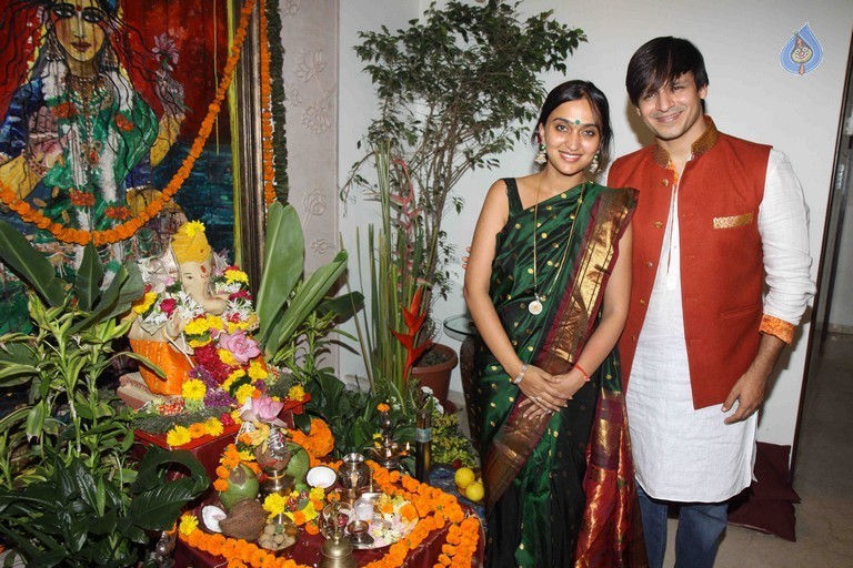 Bollywood Stars at Ganpati Visarjan Event - 9 / 31 photos