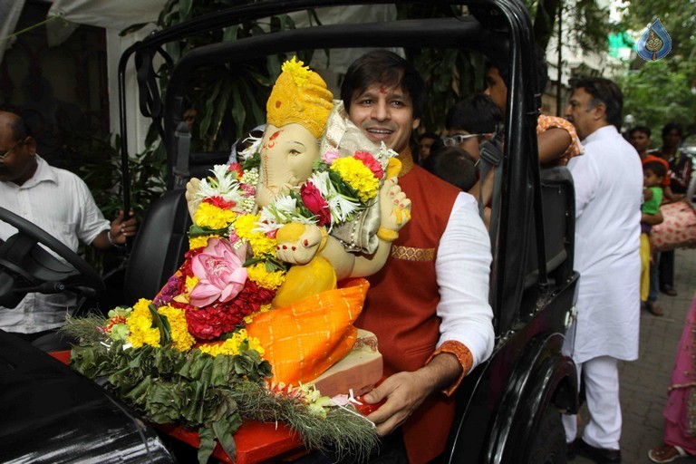 Bollywood Stars at Ganpati Visarjan Event - 10 / 31 photos