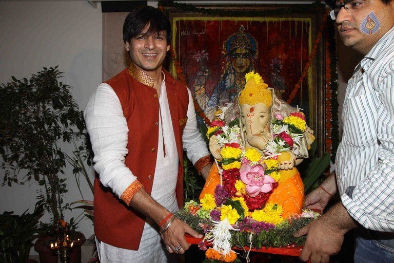 Bollywood Stars at Ganpati Visarjan Event - 22 / 31 photos