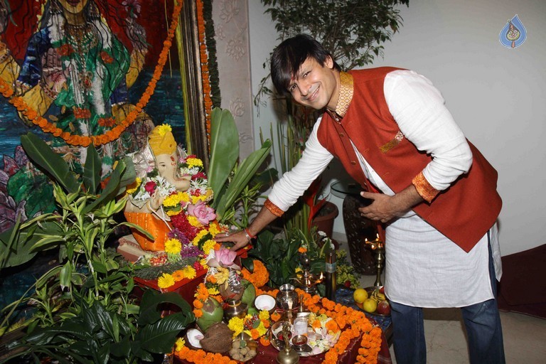 Bollywood Stars at Ganpati Visarjan Event - 23 / 31 photos