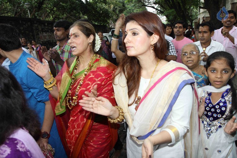 Bollywood Stars at Ganpati Visarjan Event - 24 / 31 photos