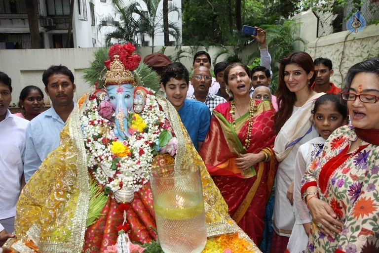 Bollywood Stars at Ganpati Visarjan Event - 29 / 31 photos