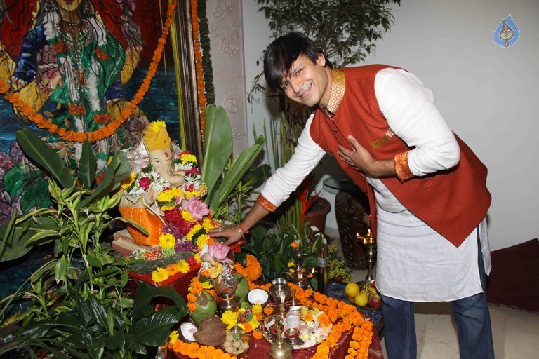 Bollywood Stars at Ganpati Visarjan Event - 31 / 31 photos