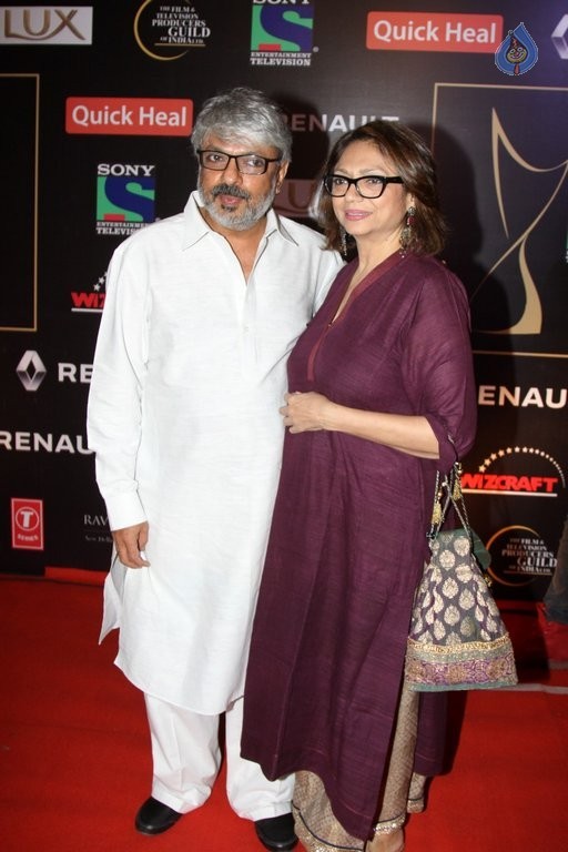 Bollywood Stars at Guild Film Awards 2015 - 13 / 42 photos