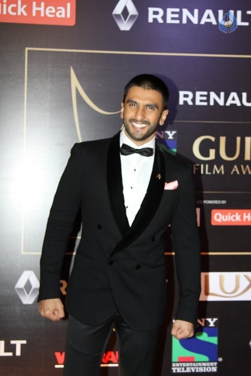 Bollywood Stars at Guild Film Awards 2015 - 18 / 42 photos