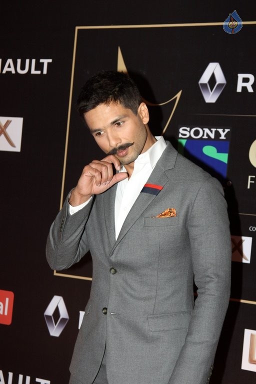 Bollywood Stars at Guild Film Awards 2015 - 23 / 42 photos