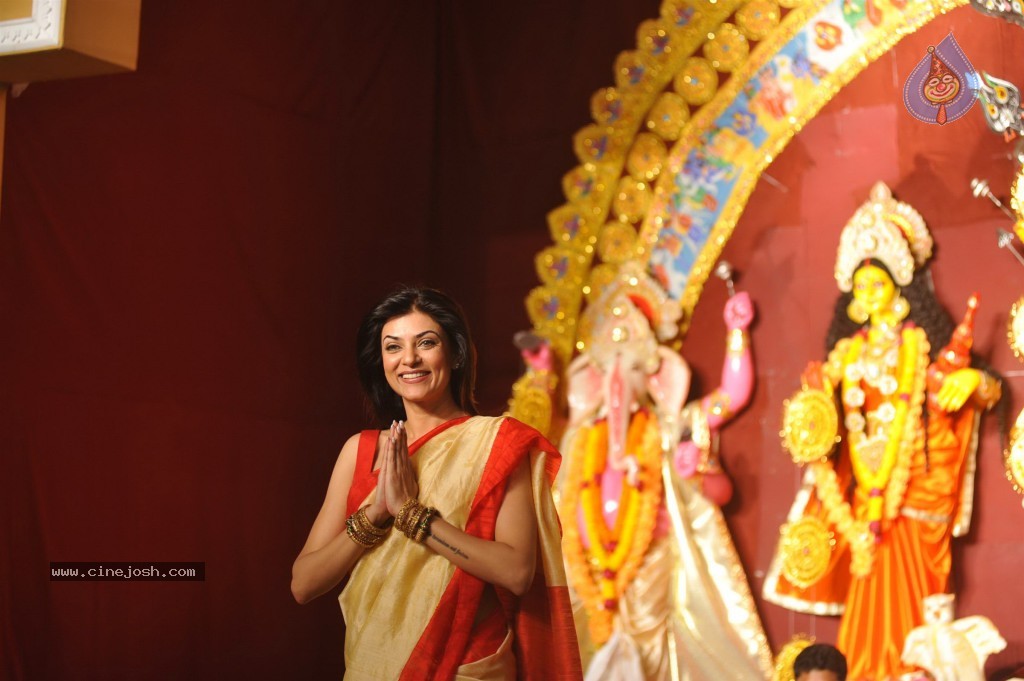 Bollywood Stars at Navarathri Celebrations - 12 / 79 photos