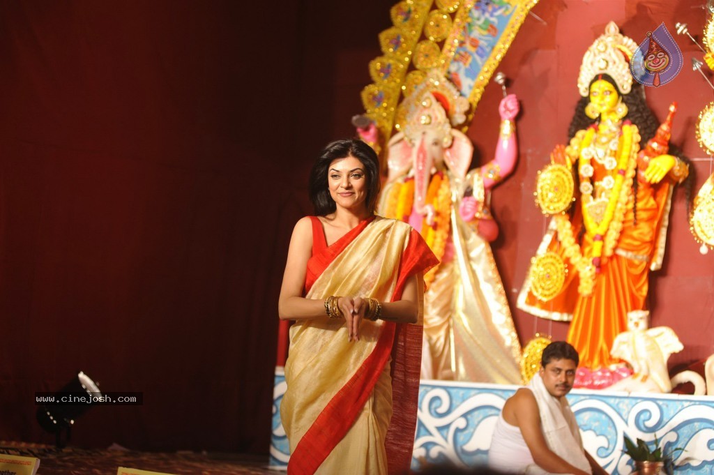 Bollywood Stars at Navarathri Celebrations - 14 / 79 photos