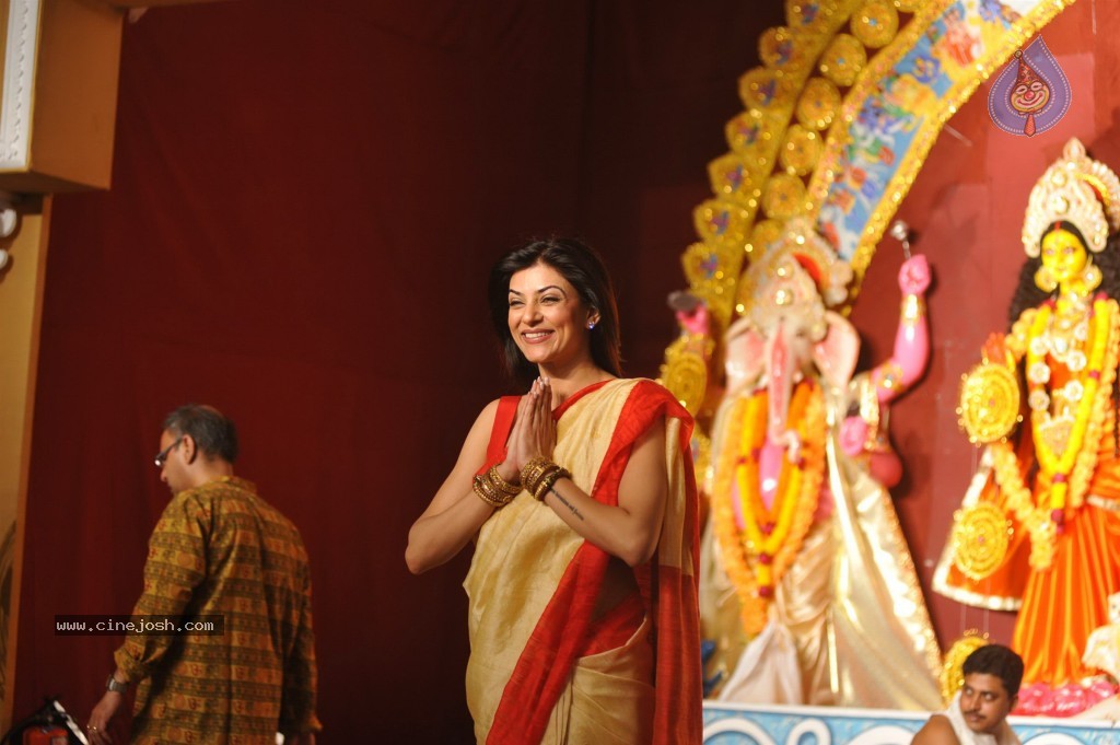 Bollywood Stars at Navarathri Celebrations - 19 / 79 photos