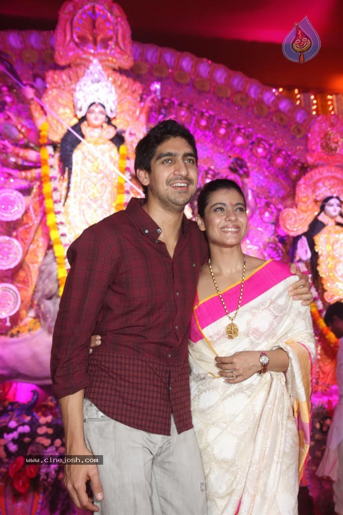 Bollywood Stars at Navarathri Celebrations - 20 / 79 photos