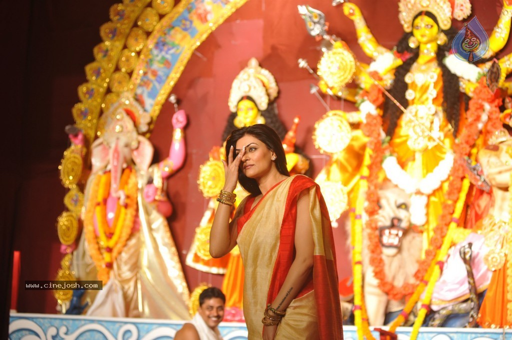 Bollywood Stars at Navarathri Celebrations - 46 / 79 photos