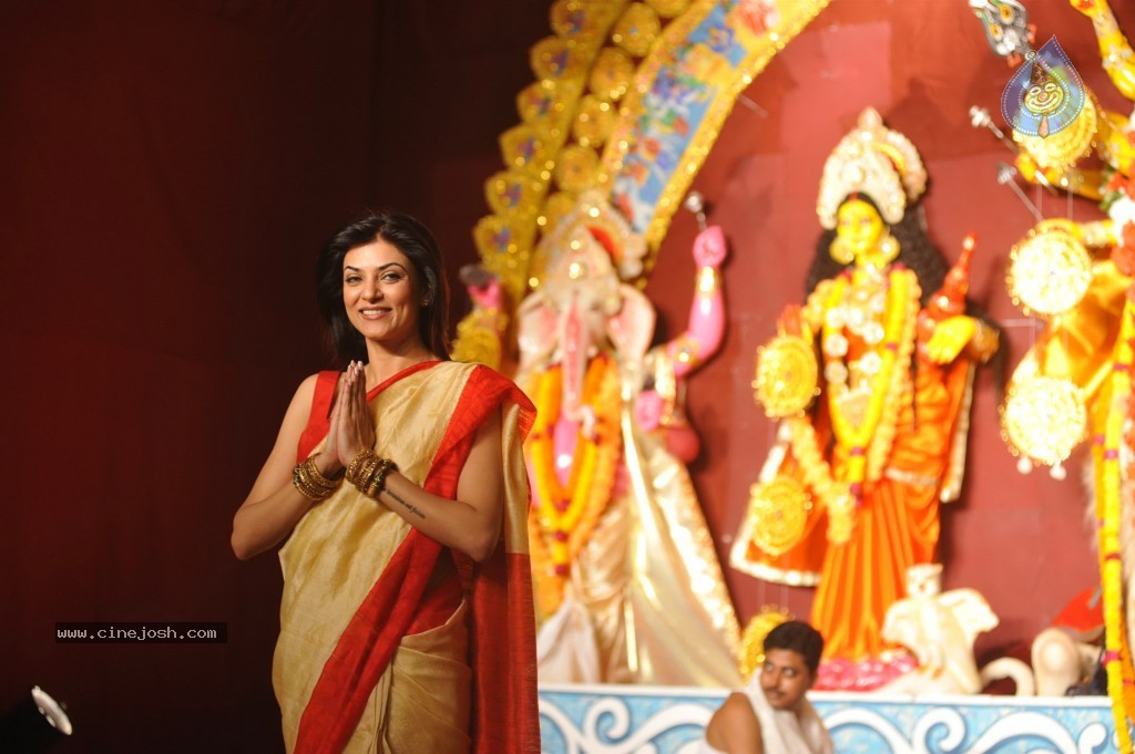Bollywood Stars at Navarathri Celebrations - 48 / 79 photos