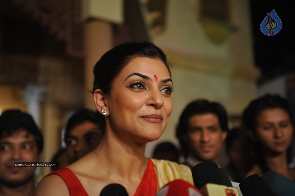 Bollywood Stars at Navarathri Celebrations - 54 / 79 photos
