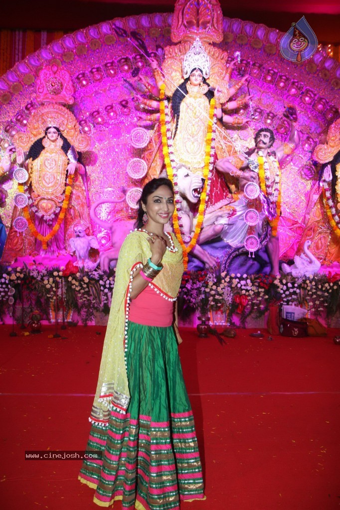 Bollywood Stars at Navarathri Celebrations - 60 / 79 photos