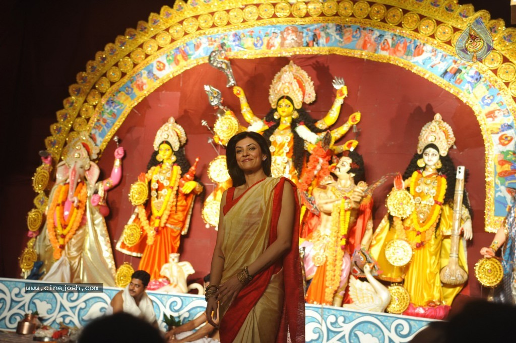 Bollywood Stars at Navarathri Celebrations - 65 / 79 photos