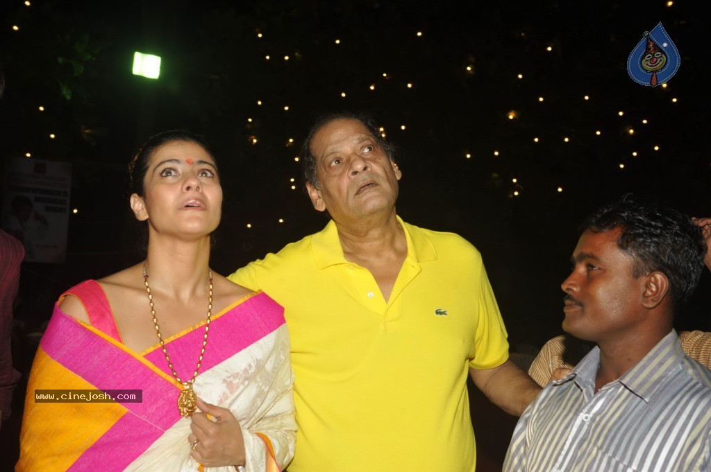 Bollywood Stars at Navarathri Celebrations - 71 / 79 photos