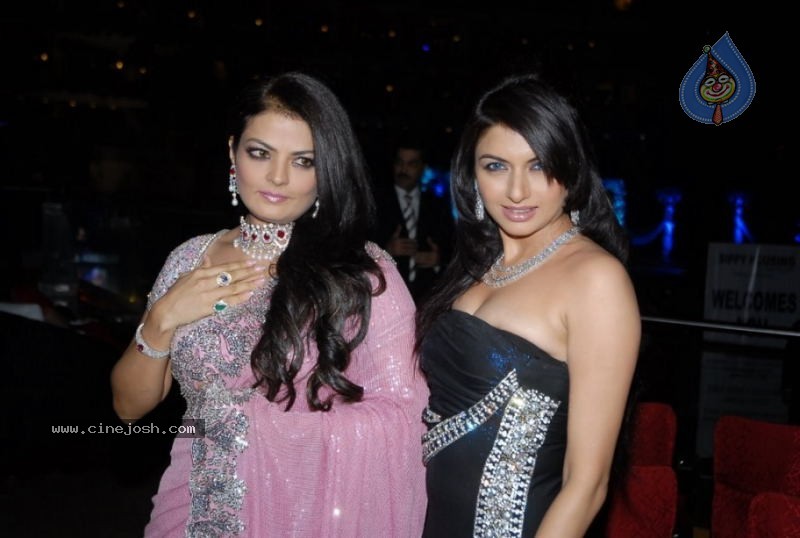 Bollywood Stars walk The Ramp For Archana Kochhar  - 4 / 49 photos