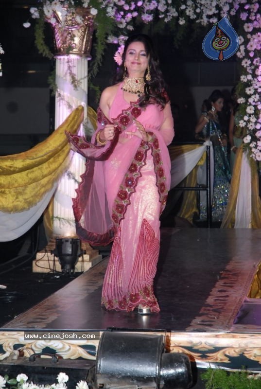 Bollywood Stars walk The Ramp For Archana Kochhar  - 11 / 49 photos
